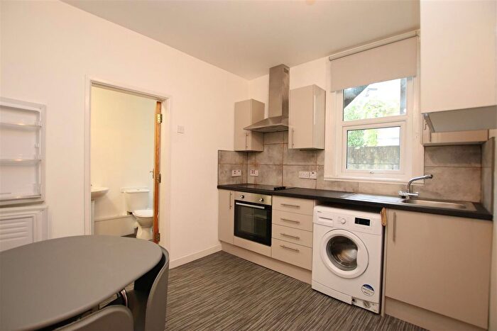 2 Bedroom Flat To Rent In Wellsway, Bath, BA2