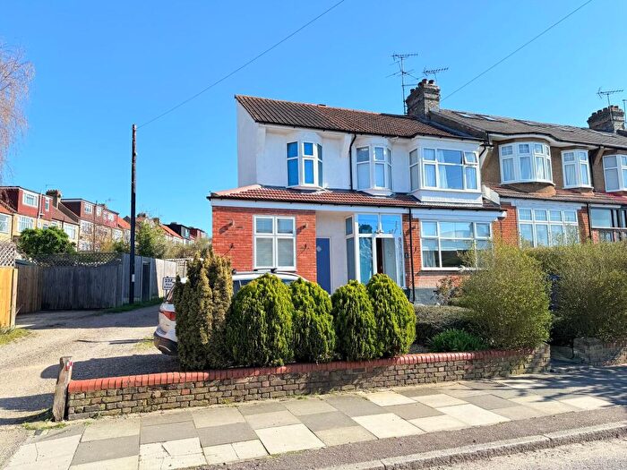 4 Bedroom End Of Terrace House For Sale In Eton Avenue, Barnet, EN4