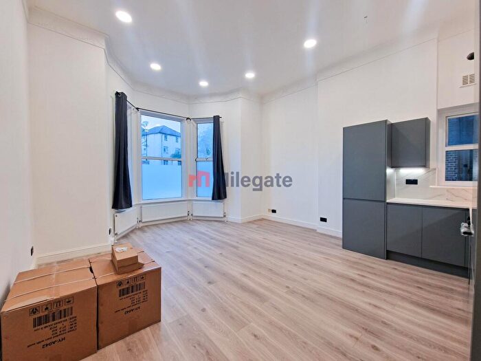 3 Bedroom Flat To Rent In Willesden Lane, London, NW6