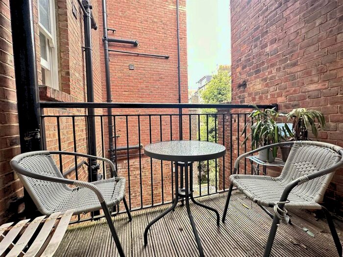 3 Bedroom Flat To Rent In Fieldgate Street, London, E1