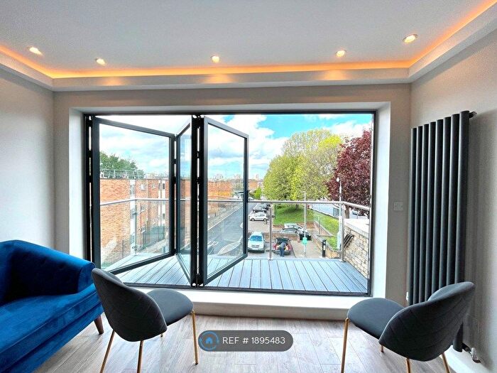 3 Bedroom Flat To Rent In Lavender Hill, London, SW11