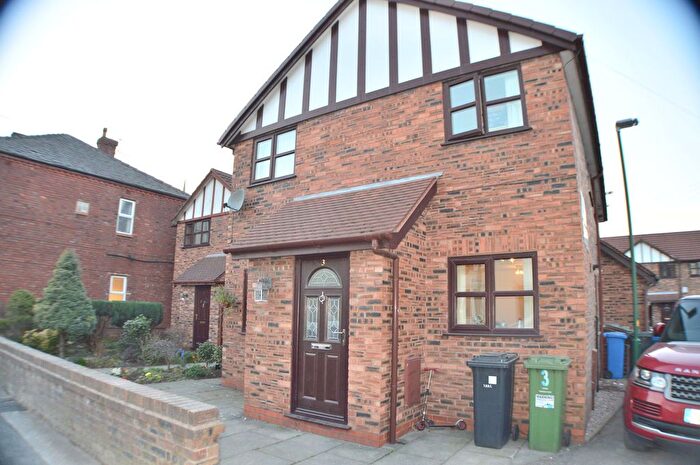 2 Bedroom Mews To Rent In Queens Close, Hyde, SK14