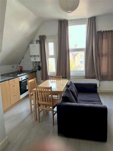 2 Bedroom Flat To Rent In Green Lanes, Turnpike Lane, Haringey, London, N8