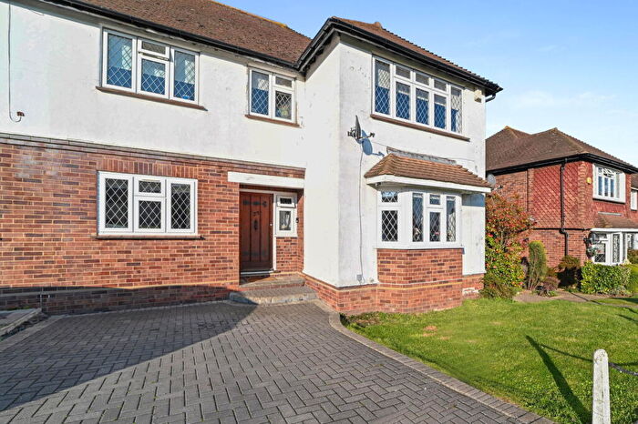 2 Bedroom Flat For Sale In Warren Court, Chigwell, IG7