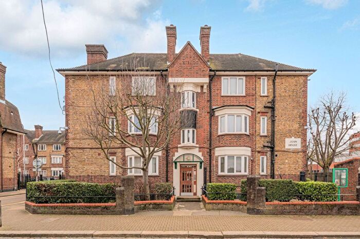 2 Bedroom Flat For Sale In Tooting Grove, Tooting, London, SW17