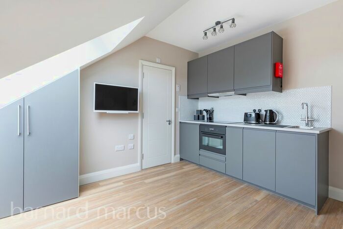 Studio To Rent In Redwood Drive, Epsom, KT19