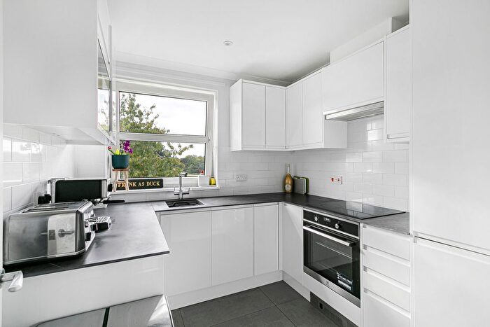 2 Bedroom Flat For Sale In Chertsey Road, Addlestone, Surrey, KT15