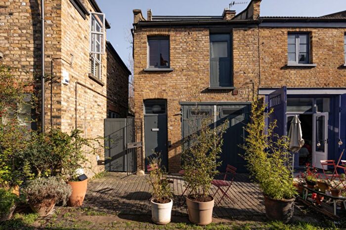 1 Bedroom End Of Terrace House For Sale In Foulden Mews, London, N16