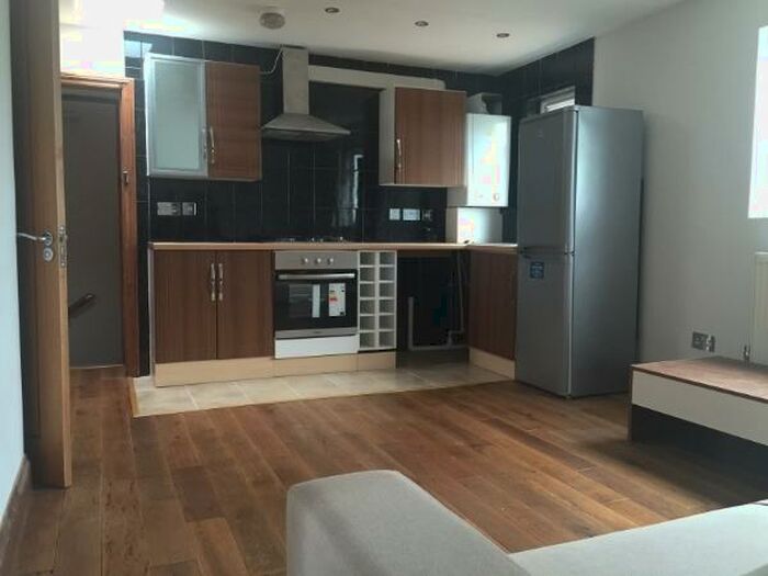 Studio To Rent In Cotswold Gardens, : Bed Bath, NW2