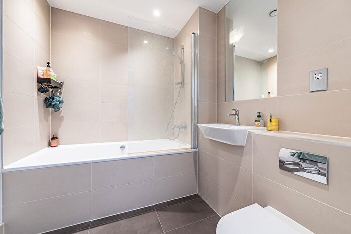 2 Bedroom Flat To Rent In Clapham Road, London, SW9