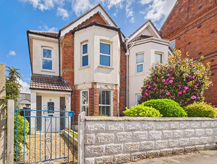 2 Bedroom Apartment For Sale In Hannington Road, Pokesdown, Bournemouth, Dorset, BH7