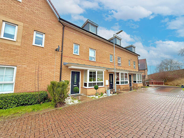 4 Bedroom Town House For Sale In Currency Close, Dunstable, LU6