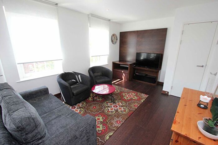 2 Bedroom Flat To Rent In The Highway, London, E1W