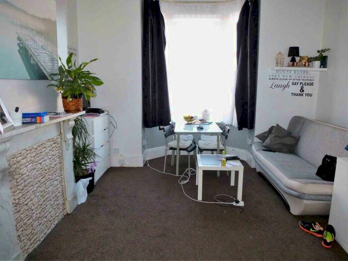1 Bedroom Flat To Rent In Russell Street, Reading, RG1