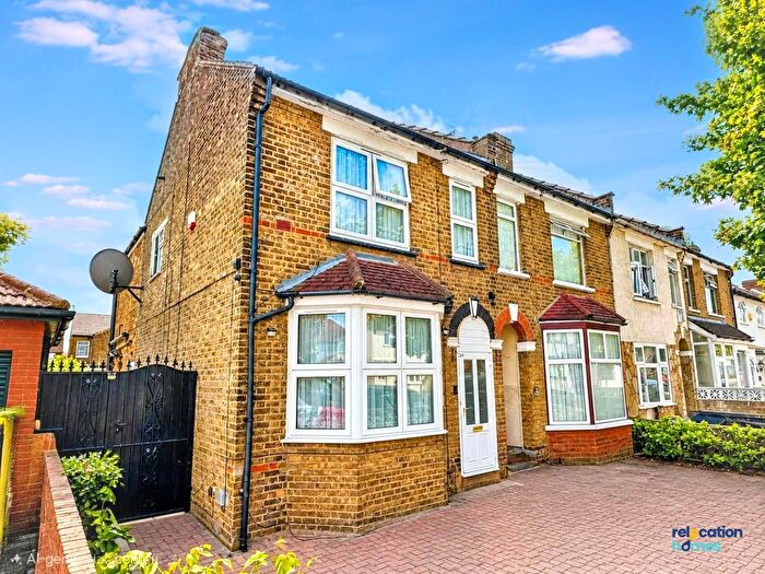 3 Bedroom Semi-Detached House For Sale In Chestnut Road, Enfield, EN3