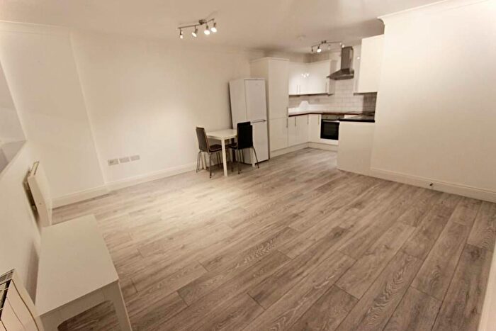 2 Bedroom Apartment To Rent In High Road, London, N12