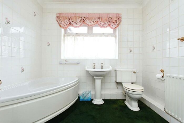 3 Bedroom Bungalow For Sale In Keycol Hill, Bobbing, Sittingbourne, ME9
