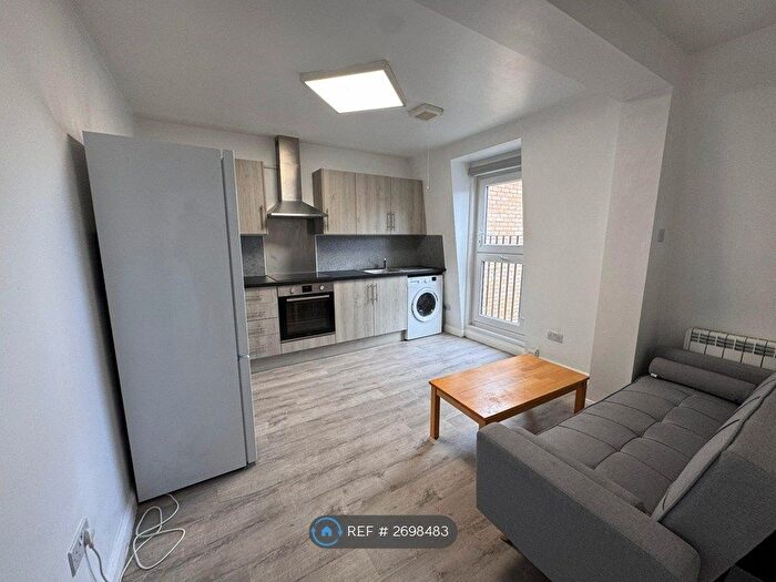 3 Bedroom Flat To Rent In Broadway Market, London, E8