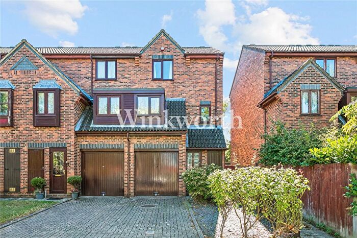 3 Bedroom End Of Terrace House For Sale In Finsbury Park Avenue, London, N4