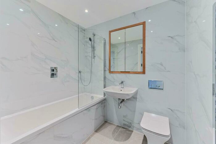 3 Bedroom Flat To Rent In Boulevard Point, Croydon, CR0