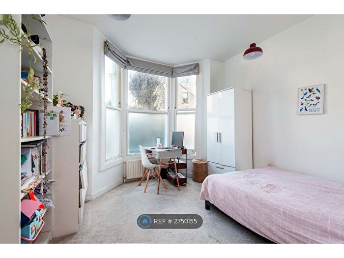 3 Bedroom Flat To Rent In Leander Road, London, SW2