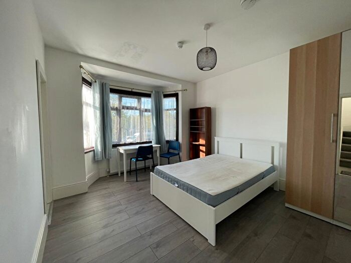 Studio To Rent In North Circular Road, Enfield, N13