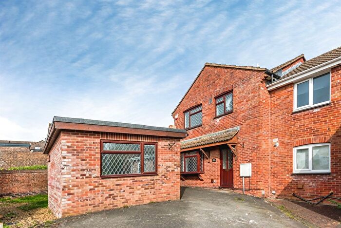 4 Bedroom Semi Detached House For Sale In Castlefield Close, Eastleaze, Swindon, SN5