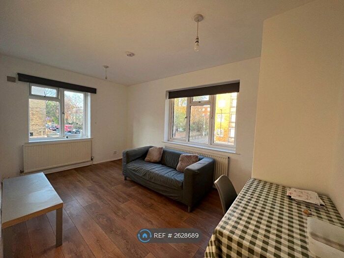 2 Bedroom Flat To Rent In Cromarty Court, London, SW2