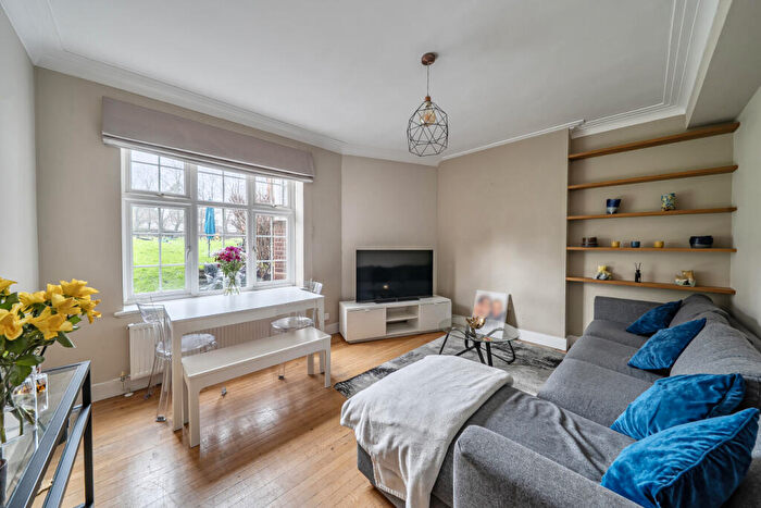 3 Bedroom Flat For Sale In Sheldon Avenue, Highgate, London, N2