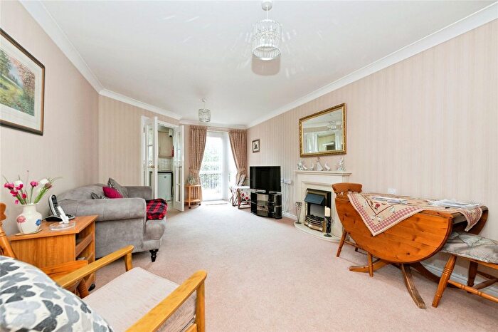 1 Bedroom Flat For Sale In Linters Court, Redhill, RH1