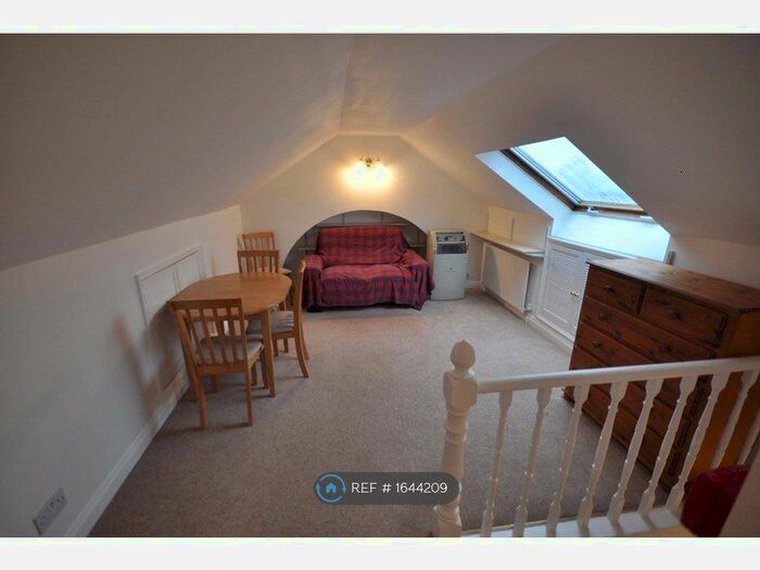 1 Bedroom Flat To Rent In New Haw Road, Addlestone, KT15