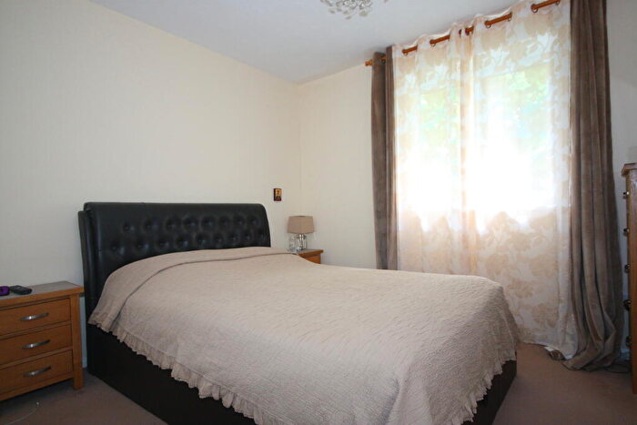 2 Bedroom Flat To Rent In Beta Road, Woking, GU22