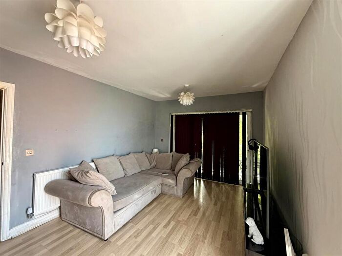 2 Bedroom Apartment For Sale In Stretford Road, Urmston, Manchester, M41