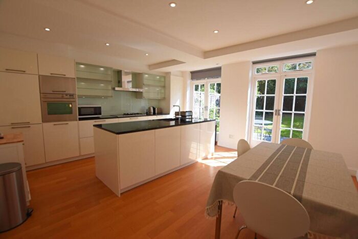 4 Bedroom Town House To Rent In Charnwood Place, London, N20