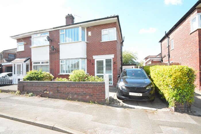 3 Bedroom Semi-Detached House For Sale In Sunnybank Road, Droylsden, M43