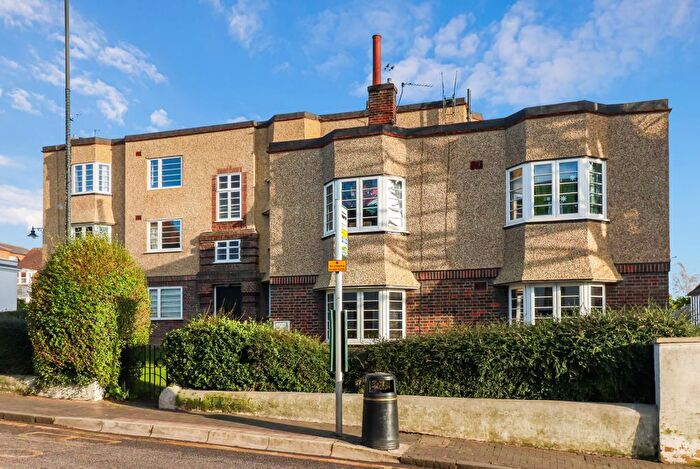 2 Bedroom Flat For Sale In Holywell Hill, St Albans, AL1