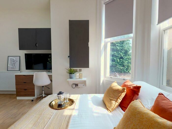 Apartment To Rent In Apt, Clarendon Road #, LS2