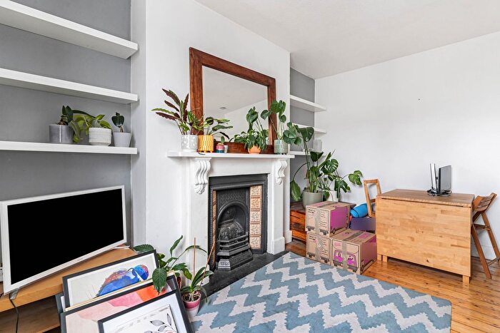 2 Bedroom Flat To Rent In Tregothnan Road, London, SW9