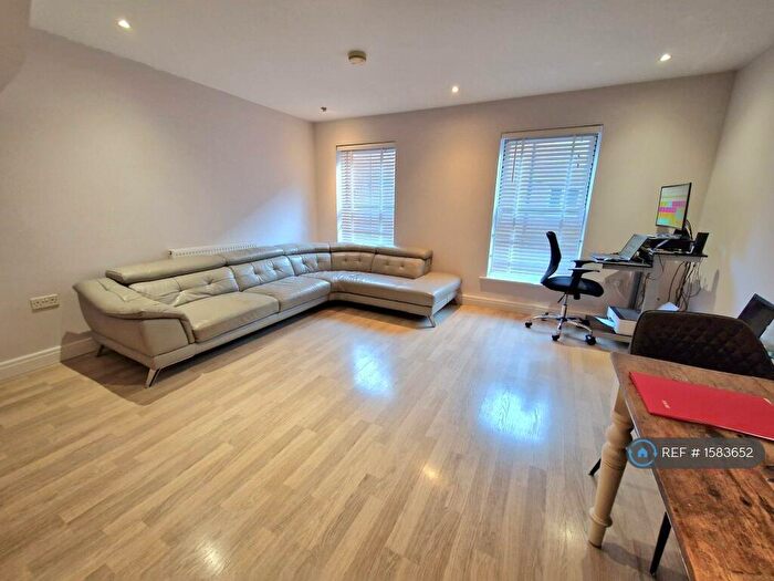 2 Bedroom Flat To Rent In Auction House Courtyard, Luton, LU1