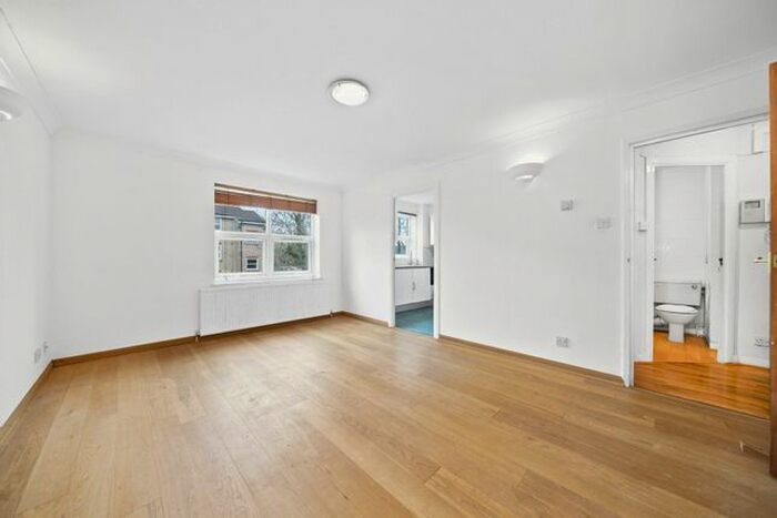 2 Bedroom Flat To Rent In Weavers Way, Camden, NW1