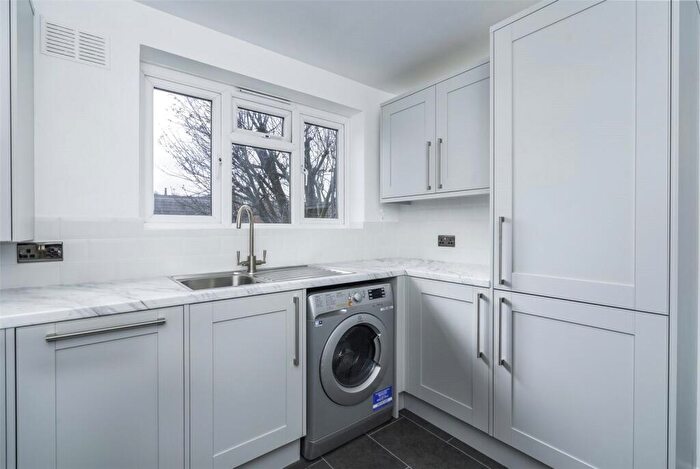 3 Bedroom Apartment To Rent In Albert Close, London, N22