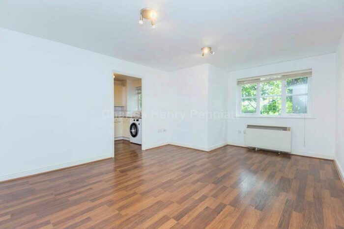 2 Bedroom Apartment To Rent In Pickard Close, Southgate, N14