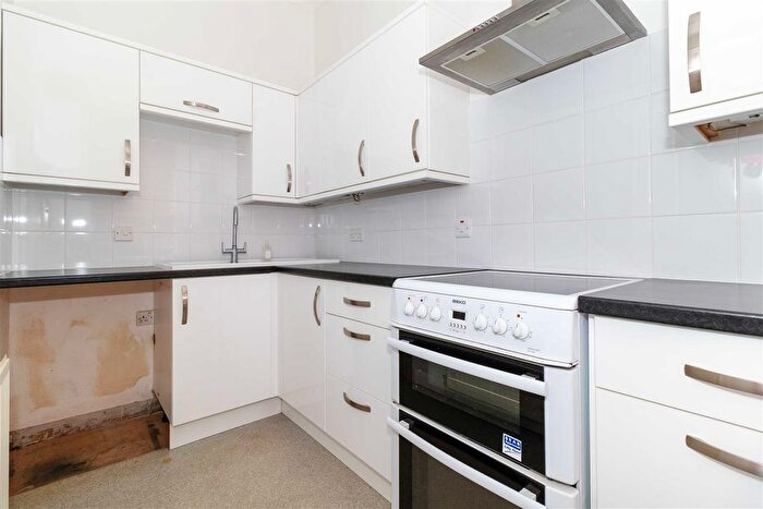 1 Bedroom Flat For Sale In Farncombe Road, Worthing, BN11