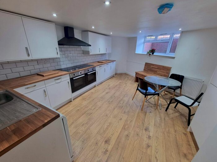 6 Bedroom Terraced House To Rent In Beechwood Terrace, Leeds, West Yorkshire, LS4