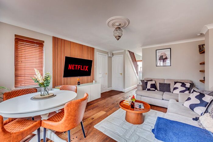 3 Bedroom Flat To Rent In Shenley Church End, MK5