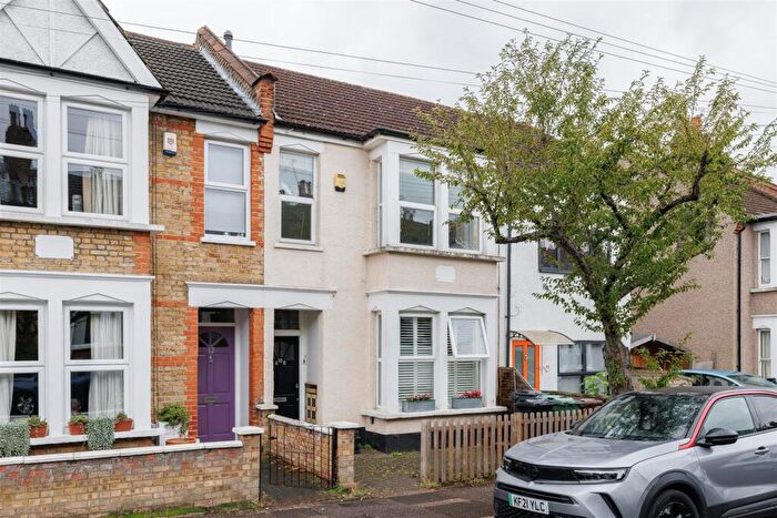1 Bedroom Apartment For Sale In Beverley Road, Highams Park, E4