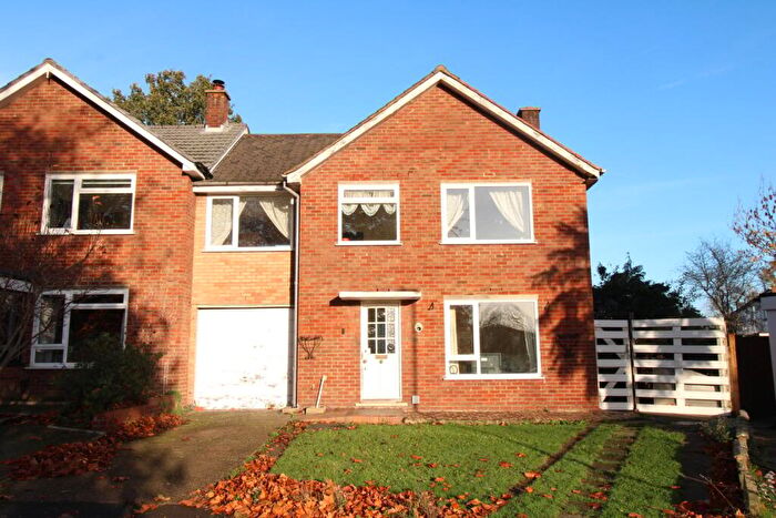 3 Bedroom End Of Terrace House For Sale In Mead Way, Bromley, BR2