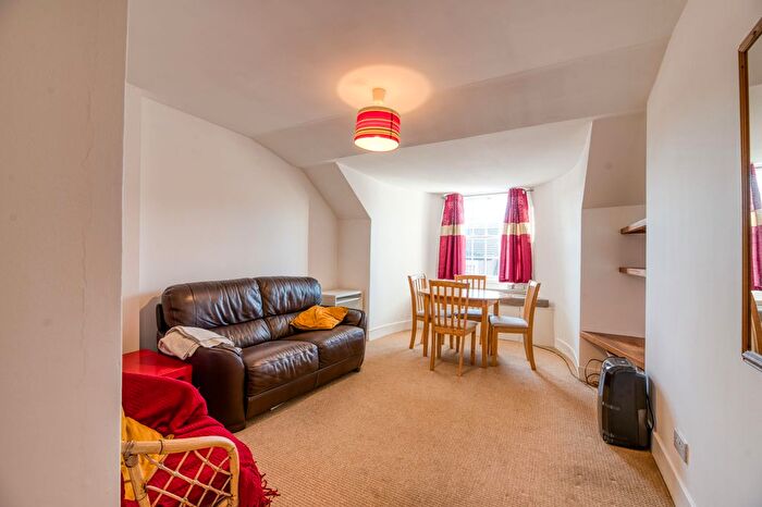 2 Bedroom Flat To Rent In Causewayside, Edinburgh, EH9