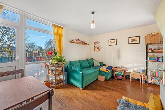 2 Bedroom Flat For Sale In Tottenham Road, London, N1