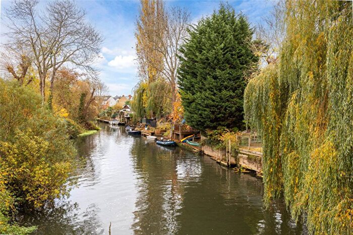 2 Bedroom Flat To Rent In Dowgate House, Whittets Ait, Weybridge, KT13